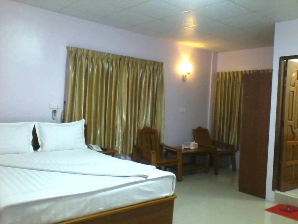 Aung Tha Pyay Hotel 3 Yangón Habitación foto